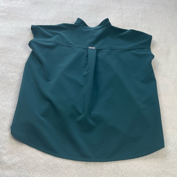 Figs Deep Teal Technical Scrubs  Top~ Size XS~ Healthcare or Medical Staff - Picture 8 of 10